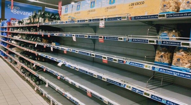 Supermercati con scaffali vuoti: «Psicosi guerra e speculazione»
