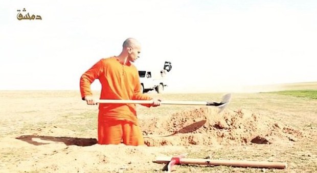 Isis, nuovo video choc: prigioniero costretto a scavarsi la fossa prima della decapitazione