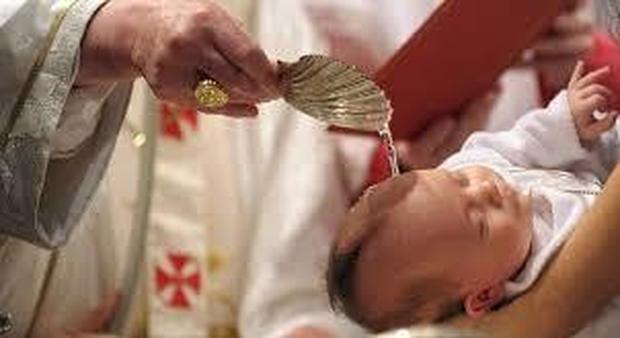 Papa Francesco alle mamme e ai papà: «Non dimenticate di battezzare i vostri bambini»ni