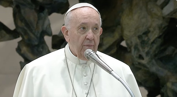 Papa Francesco di ritorno dall'Africa: «Condannare omosessuali è un peccato». E su Ratzinger: «Strumentalizzazioni senza etica»