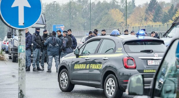 Polizia e carabinieri controllano il territorio nei pressi del rave party Maxy rave party, 4.000 alle porte di Torino: 3 agenti feriti, 2 giorni per lo sgombero