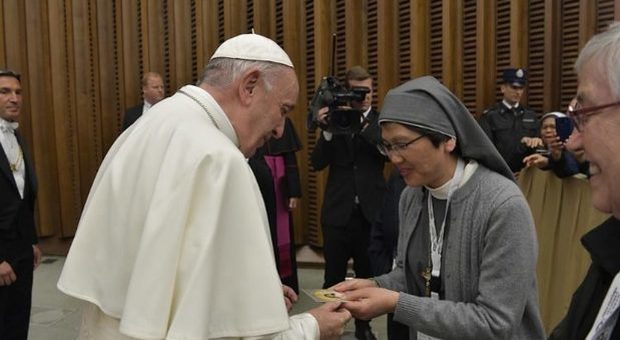 Papa Francesco: «Abusi sessuali sulle suore problema grave, occorre combatterlo»