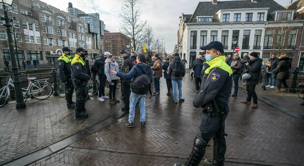 Omicron in Olanda non teme il lockdown, record di casi nonostante le chiusure (ma i decessi sono in calo)