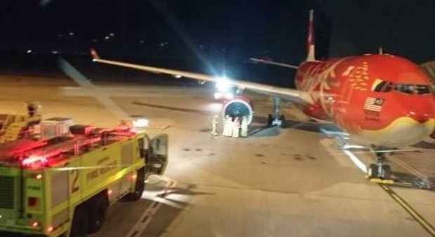 Australia, panico sul volo AirAsia: il motore si incendia dopo il decollo