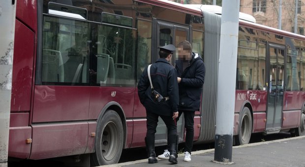 Sesso sul bus davanti ai passeggeri dopo la notte in disco a Roma: 2 giovani denunciati