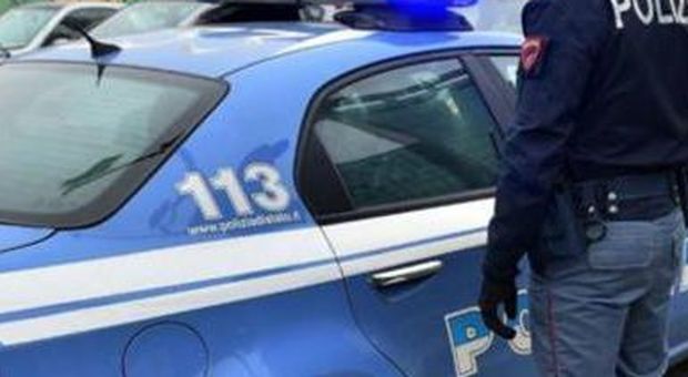 Roma minaccia escort con un coltello, tenta di violentarla e la rapina: romeno fermato