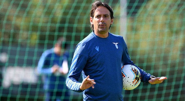 Per la trasferta di Verona Simone Inzaghi dovrà fare a meno di Lazzari squalificato: l'allenatore sposta Lulic a destra con l'inserimento di Fares sulla fascia opposta