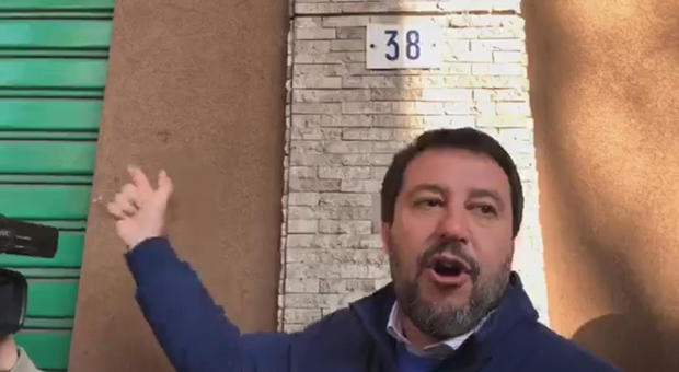 Salvini a Modena insiste: al civico 38 spacciano, non serve neanche citofonare