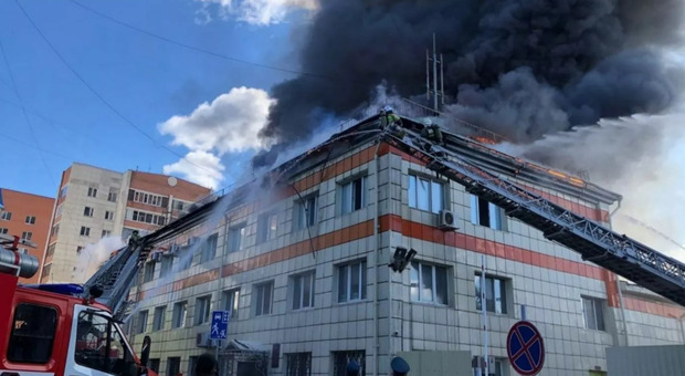 Siberia, a fuoco il Parlamento regionale a Tyumen. Il numero (anomalo) di episodi e i timori di attacchi hacker