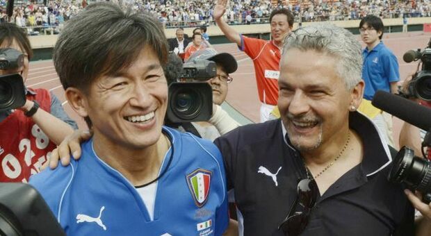 Kazuyoshi Miura (54) in una foto in compagnia dell'amico Roberto Baggio