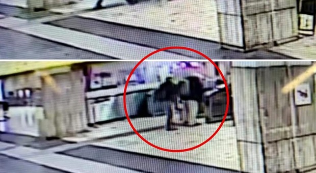 Roma, arrestati due borseggiatori sulla metro «Pedinati a distanza per due ore da Atac e la polizia»