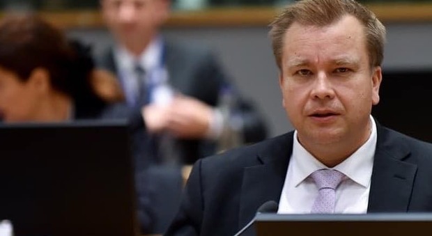 Finlandia, il ministro della Difesa va in congedo parentale per due mesi: «Prima i miei figli, nessuno è insostituibile»
