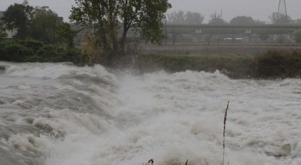 Bimbo travolto dalla piena cade in un fiume a Pistoia: tratto in salvo dal padre, è in gravissime condizioni