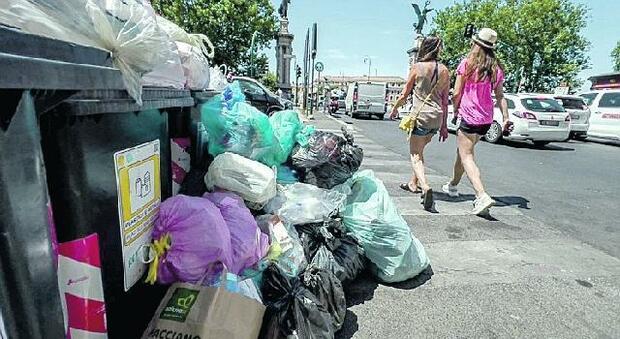 Roma, emergenza raccolta rifiuti: da Largo Argentina a Campo de' Fiori slalom dei turisti tra la spazzatura