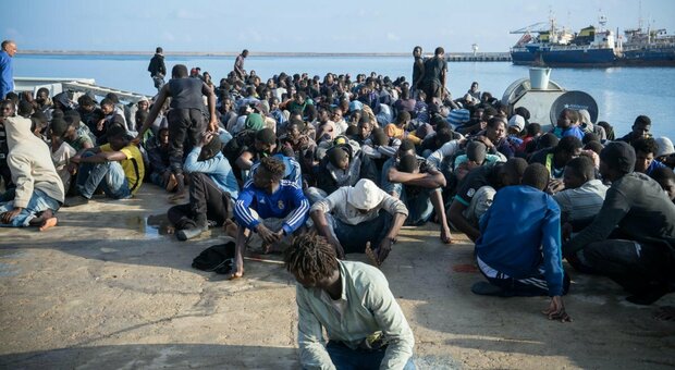 Libia, Guardia costiera spara sui migranti: 2 morti e 5 feriti