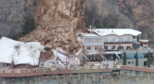 Bolzano, frana distrugge l'hotel Eberle: ala investita da 2.000 metri cubi di roccia
