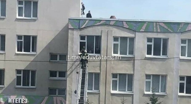 Kazan, spari nella scuola in Russia. I testimoni: «Molti ragazzi saltati dall'edificio per tentare di salvarsi»