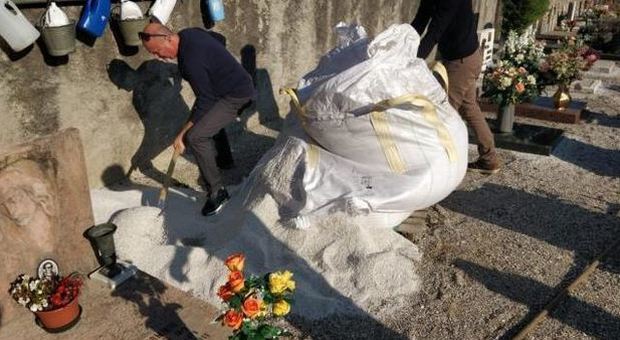 Niente fossa per la bara della suocera: il genero si mette a scavare al cimitero