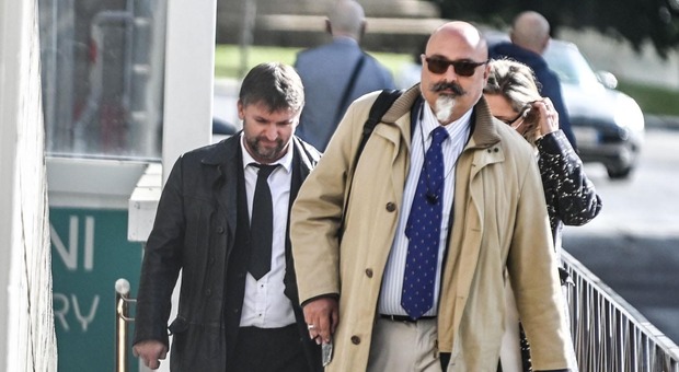 Norbert Juhasz al suo arrivo in procura, nell'ottobre 2021, dietro l'avvocato Scaringella