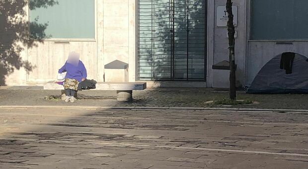 Roma, degrado a Trastevere: a piazza Mastai tende per dormire e panchine che diventano stendini