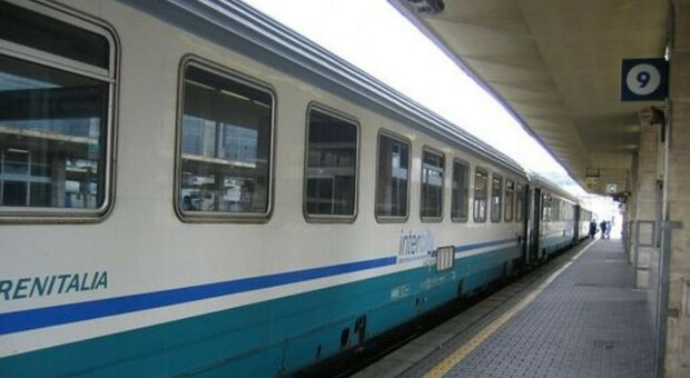 Violentata da uno straniero sul treno per Avezzano, 60enne sotto choc: aggressore arrestato