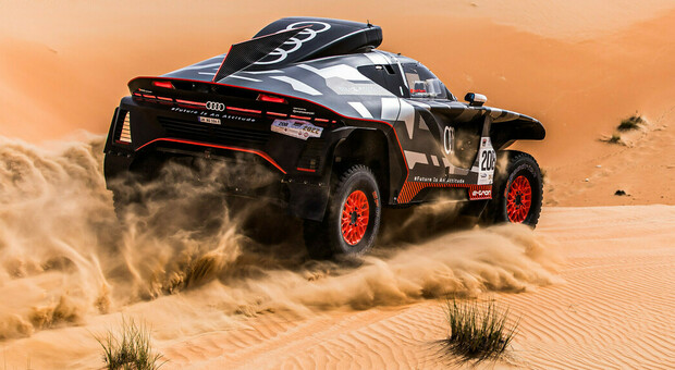 L'Audi RS Q e-tron impegnata nell'Abu Dhabi Desert Challenge