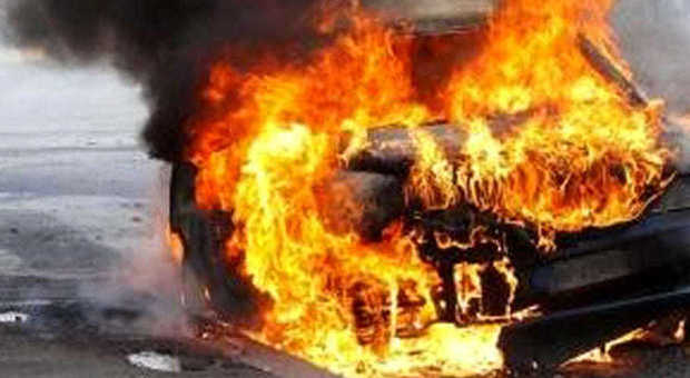 L'auto si incendia e viene divorata dalle fiamme, il guidatore sparisce