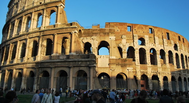 Roma, turistadi 17 anni stacca un frammento del Colosseo: il "souvenir" trovato nello zaino