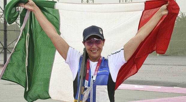 Chi è Diana Bacosi, argento nel tiro a volo e cosa è lo skeet, la specialità in cui l'Italia comanda alle Olimpiadi