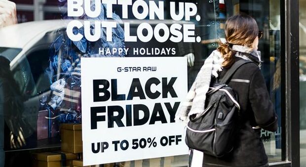 Black Friday, Confcommercio: vendite in linea con il 2021, 500 milioni di euro nel fashion retail
