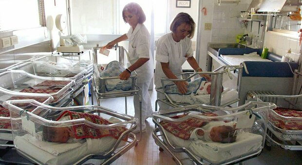 Istat, nel 2021 meno di 400 mila nascite: mai così poche. Effetto pandemia sui decessi ma raddoppiano i matrimoni