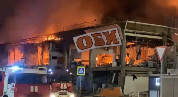 Russia, incendio in un centro commerciale: in fiamme oltre 18mila metri quadri