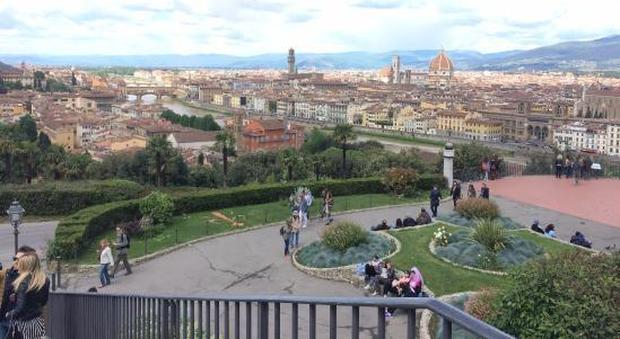 Firenze, perde l'equilibrio e precipita per 3 metri: bimba di due anni cade dalla terrazza di un bar