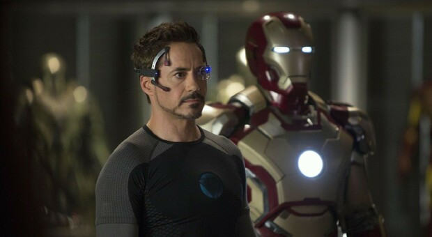 Robert Downey Jr in una scena del film "Iron Man 3" con la regia di Shane Black