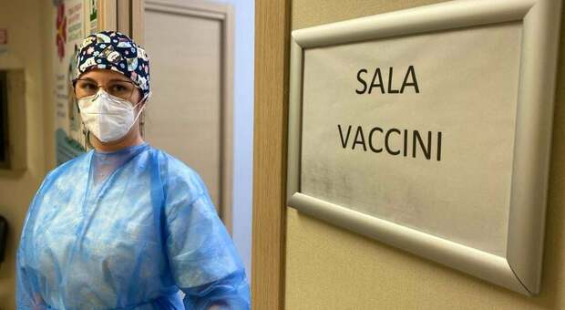 Vaccini, esami gratis per gli over 50 indecisi: il piano della Regione Lazio