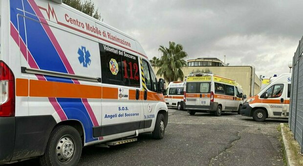 Palermo, finiti i posti letto: ambulanze con pazienti Covid bloccate per 14 ore. Montato ospedale da campo