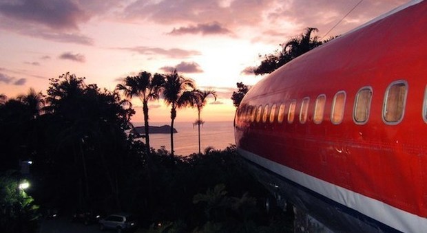 Il relitto di un aereo nella giungla: l'incredibile hotel in Costa Rica