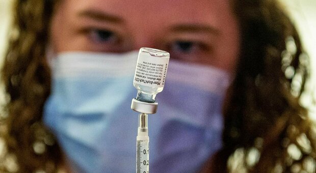 Vaccini, Speranza: «Il Covid è un problema aperto, over 60 e fragili facciano subito la quarta dose»