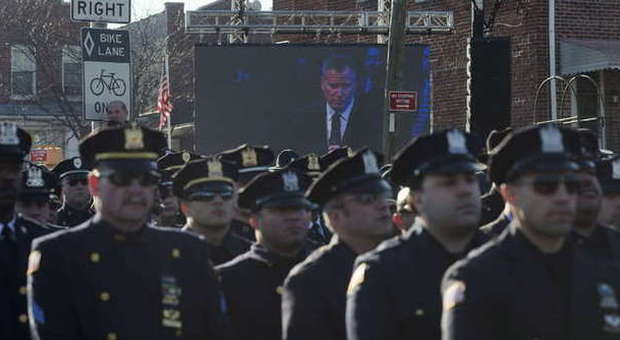 New York, protesta dei poliziotti ai funerali dell'agente. De Blasio: le forze dell'ordine hanno perso un eroe