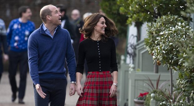 Kate Middleton osa la maxi gonna scozzese: e a Kensington Palace è subito Natale
