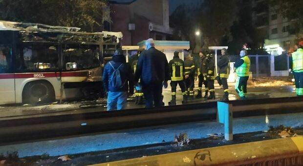 Bus in fiamme a Roma