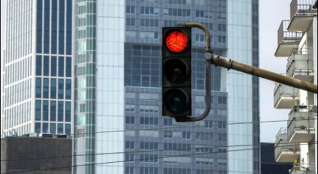 Covid, città cinese lascia tutti i semafori rossi per far rispettare l'ordine di rimanere a casa