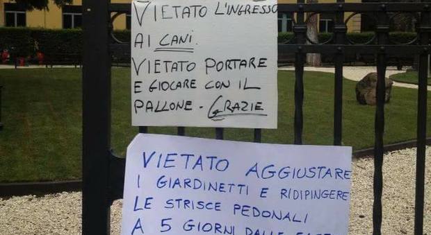 I cartelli affissi nel giardino di Porta della Verità a Viterbo
