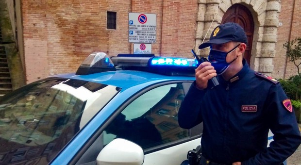 Perugia, furto in un centro commerciale, intervento della polizia che salva la vita al ladro colto da malore