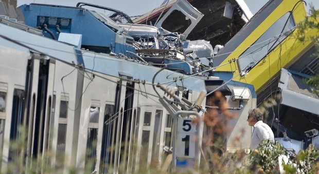 Scontro tra treni, capostazione di Andria: «Errore perché c'erano due treni fermi in stazione»
