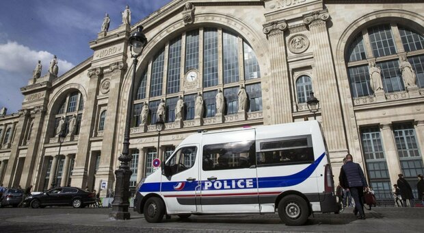 Parigi, minaccia polizia con un coltello: due agenti sparano e lo uccidono