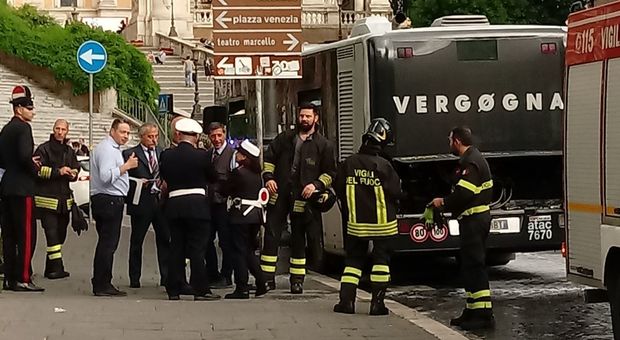 Roma, autobus dell'Atac a fuoco in piazza Venezia: paura in centro, traffico in tilt