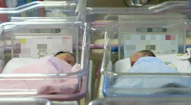 Chiara e Filippo sono i primi nati nel 2023. I genitori festeggiano con i medici della clinica romana