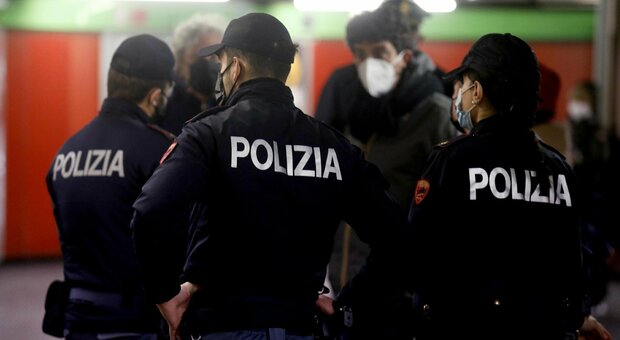 Green pass, le multe per poliziotti, carabinieri, prof e medici No Vax: agli agenti tolta anche l'arma