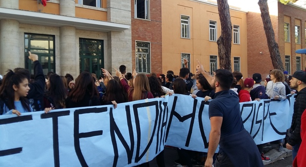 Latina, protestano gli studenti del Vittorio Veneto: orario troppo lungo, i pendolari perdono i pullman
